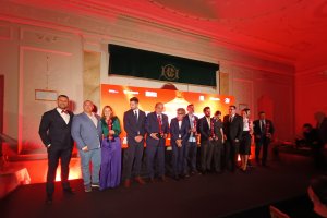 Foto de familia de los premiados y los directivos del Club de Marketing Almería.