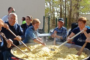 Una paila de migas para 300 personas.