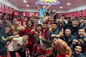 El vestuario del Almería después de ganar al Granada con todos unidos y la canción de 'La Bamba' que no podía faltar.