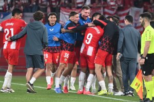 La rabia de Luis Suárez yéndose al banquillo y después dedicándole el gol a Iddrisu Baba.