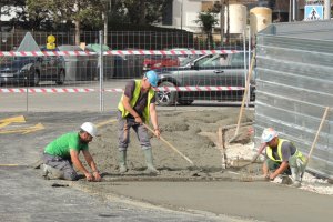 Operarios trabajando durante el fin de semana en la rotonda entre Carrera de los Minerales y Sierra Alhamilla.