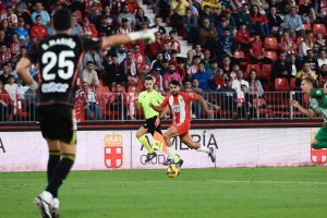 Arnau cumpliendo su misión de puñal para un Almería de Primera.