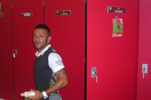 Albert Crusat saliendo para siempre del vestuario del Almería.