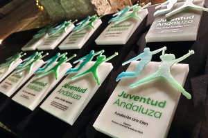 El galardón a Almería lo recibió el URA Clan. X (José Luis de la Torre)