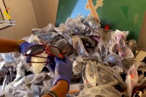 Más de 200 relojes, 300 gafas de sol y más de 500 pares de zapatos de marcas falsificadas.