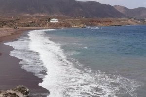 Recuperan en el mar el cadáver de un hombre.