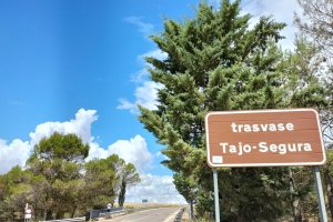 El agua del trasvase llega a Alicante, Murcia y Almería.