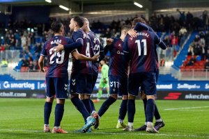 Los jugadores del Eibar celebran el gol de Jorge Pascual.
