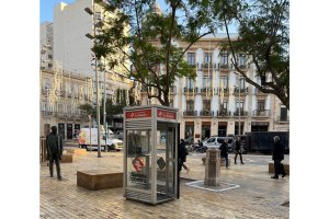 Una antigua cabina telefónica ha sido instalada de nuevo en la Puerta Purchena.