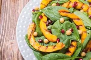 Un plato de garbanzos, espinacas y calabaza. DEPOSITPHOTOS