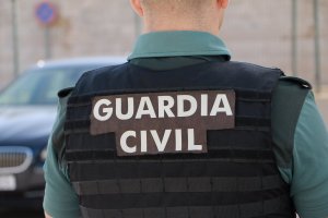 Imagen de recurso de un agente de espaldas.