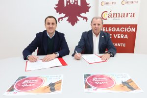 El alcalde y el presidente de la Cámara de Comercio durante la firma del convenio.