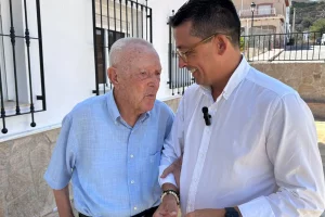 El regidor José Antonio Torres con el parlamentario andaluz Miguel Guzmán en una imagen de archivo.