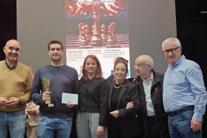 El Campeón del Torneo con la familia Bonil y autoridades en la entrega de premios.