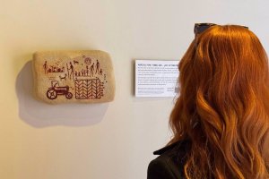 La pieza de Greenpeace colocada en el Museo de Almería.