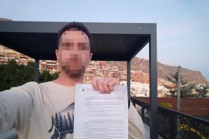 'Paco' sostiene la denuncia ante la pérgola que le dejaron sin acabar.