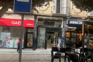 El local está situado en el centro del Paseo.