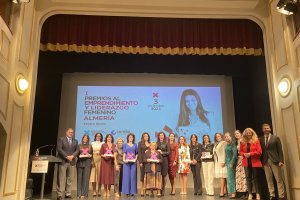 Premiadas y autoridades posan en una foto de familia durante la entrega de galardones.
