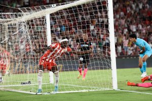 Umar Sadiq se despidió del Almería marcando al Sevilla en el Mediterráneo.