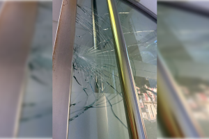 Cristal roto por una piedra en la sede del Grupo Municipal Socialista.