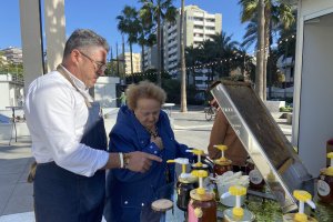 Los primeros almerienses visitan la feria en la Plaza de las Velas.