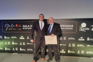 Juan Antonio Parra, junto a su hijo, Fernando Parra tras recibir el séptimo Dan.