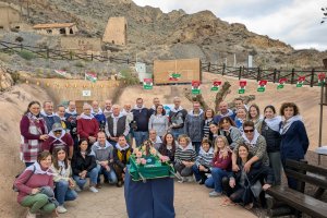 Fotografía de familia con los descubridores, guías turísticos, mineros y autoridades.