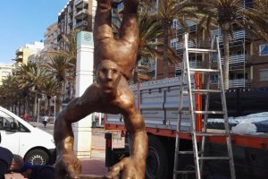 El Acróbata, otra de las figuras del artista almeriense en el Paseo Marítimo.