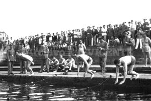 La escalinata real se convertía en un escenario deportivo fundamental de la ciudad cuando llegaban las fiestas. En la foto, travesía a nado.