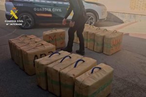 Sacos de arpillera incautados con hasta una tonelada de hachís en su interior.