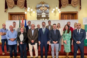 El consejero de Pesca junto a representantes del sector en la Delegación del Gobierno en Almería.