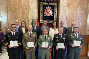 Las Fuerzas y Cuerpos de Seguridad del Estado y las Fuerzas Armadas posan con sus premios durante la celebración.