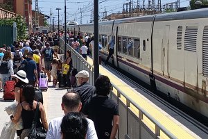 El Intercity Madrid-Almería nada más llegar a la estación de Huércal-Viator al estar cortada la vía hacia la capital por obras.