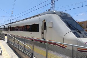 El tren diésel 599, que presta servicio de Media Distancia, listo para salir hacia Granada desde la estación de Huércal-Viator.