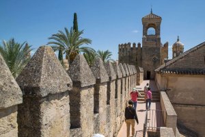 Al fondo, torre del homenaje del Alcázar de Córdoba.