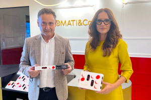 Enrique Tomás y Belén Salmerón en la nueva tienda.