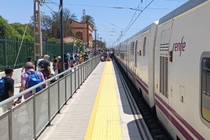 Viajeros bajando del Intercity en la estación de Huércal-Viator, donde hacen transbordo hasta la capital almeriense.