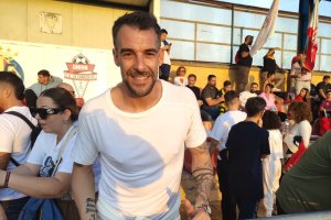Negredo con LA VOZ y Cadena SER viendo en La Cañada la Almería Cup.