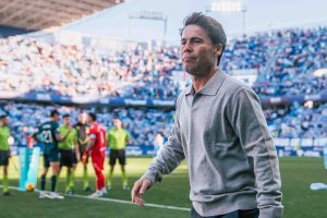 Rubi saliendo a La Rosaleda mientras los capitanes Herrero y Chumi hacían el sorteo de campos.