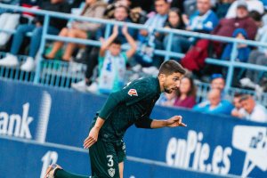 Édgar en una de las jugadas del partido en La Rosaleda ante el Málaga.