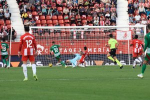 Uzuni bate a Fernando en un apasionante Almería 2 Granada 1.