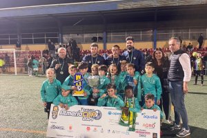 El Betis prebenjamín posa con las medallas después de ganar la Almería Cup en el Complejo Deportivo de La Cañada.