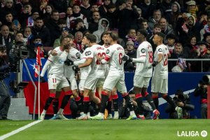 Los jugadores del Sevilla celebrando uno de los goles en el Metropolitano.