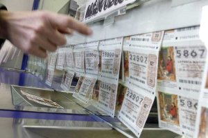Persona elige un décimo en una administración de Lotería.