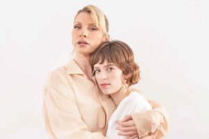 Nawja Nimri abraza a Alba Planas, su hija en la ficción.