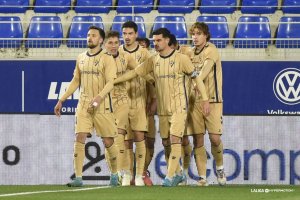 Jorge Pascual felicitado por sus compañeros del Eibar.