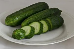 Imagen de archivo de un plato de pepinos. DEPOSITPHOTOS