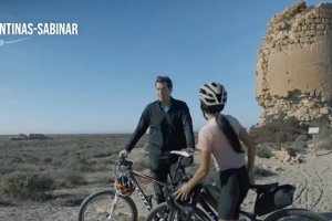 Ainara Hernando junto al jugador olímpico Juanjo Salvador en Punta-Entinas Sabinar.
