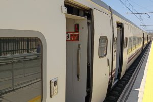 El Intercity de Madrid nada más llegar a la estación de Huércal-Viator, donde los viajeros hacen transbordo.