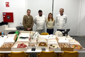 Los cuatro jueces del concurso frente a todos los roscones participantes.